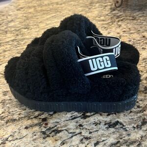 UGG Fluff Slide Women’s size 7 Color Black.